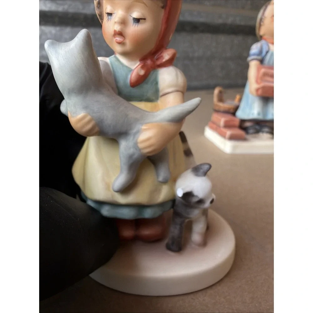 Goebel 2007 Limited Edition Girl Holding Cat‎ Figurine 8042/25000
